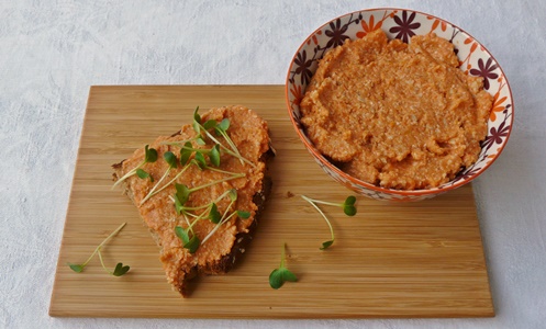 Einfacher, veganer Karotten-Walnuss-Aufstrich mit Brot und Kresse