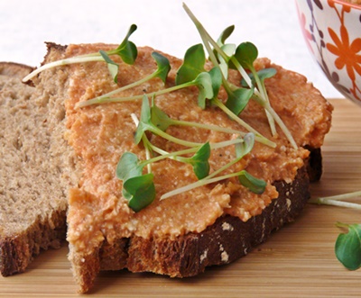 EInfacher, veganer Möhren-Walnuss-Aufstrich mit Brot und Kresse