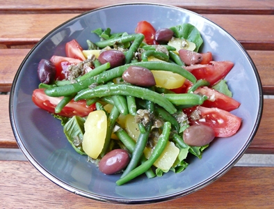 Nizza-Salat vegan: Blattsalat, Basilikum, Tomaten, Oliven, Bohnen, Kartoffeln und würziges Kapern-Knoblauch-Dressing