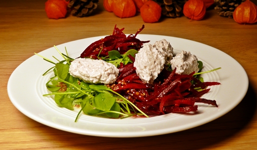 Vegane Vorspeise für Weihnachten: Postelein-Salat, rohe rote Bete, veganer Walnuss-Frischkäse