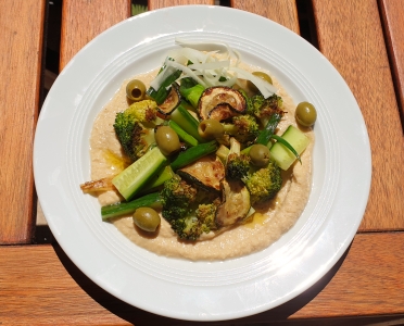 Einfaches, veganes Sommergericht: Grünes Gemüse mit Hummus
