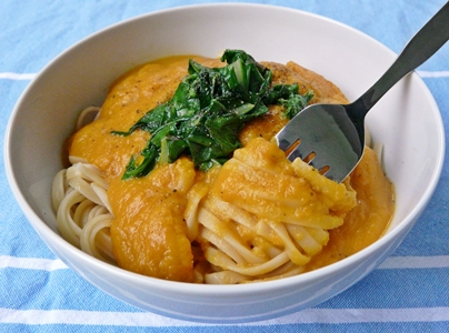Veganes Hauptgericht: Nudeln und Karottensoße mit Miso